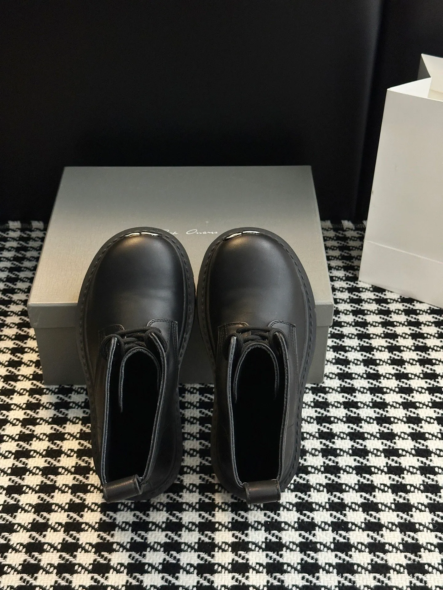 👟👟Ex-factory price 780👟👟 [𝗕𝗔𝗟𝗘𝗡𝗖𝗜𝗔𝗚𝗔Parisian Martin boots] Stomper Derby new big-toe derby shoes. This pair of shoes is simply a dark horse in this year's fashion circle. The exaggerated big-toe design makes people fall in love at first sight! 💖 👟 When I first saw it, I was attracted by the big B logo. It’s so recognizable! 🌟 Wear it, whether paired with skinny jeans or wide-leg pants, you can easily style it and look extremely fashionable! The double B decorative buckle is hand-inlaid with pure copper hardware 👟👟Shoe upper material: full-grain cowhide 👟👟Shoe lining material: water-dyed cowhide 👟👟Sole material: original rubber outsole 👟👟Shoe size selection: women's 35-40 (40 customized)